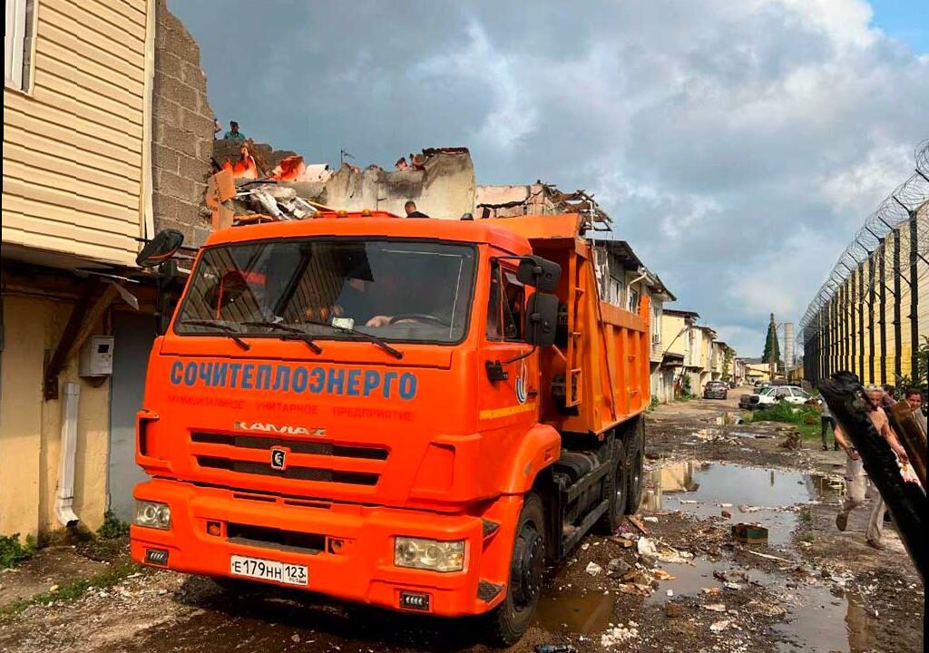 В Сочи ликвидируют последствия ночной атаки беспилотников