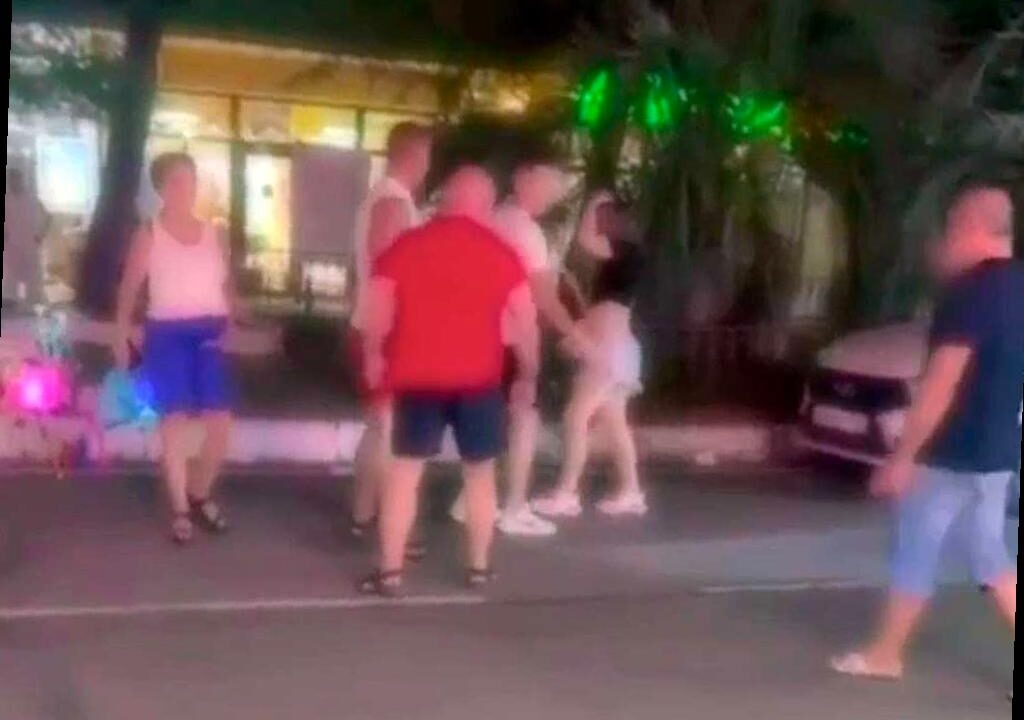 В Сочи произошел конфликт между туристами на электрокарах и местной жительницей, который перерос в драку. Видео происшествия было опубликовано в социальных сетях, после чего полиция приняла меры.