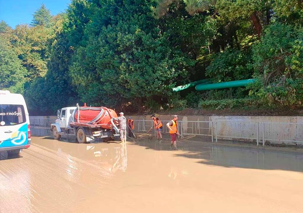 Грунтовые воды затопили часть федеральной трассы в Сочи