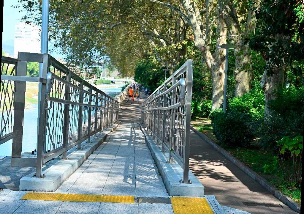 Обучающий семинар «Доступная среда. От оценки к созданию» начал свою работу в Сочи сегодня. Ведущими спикерами на мероприятии стали Лев Гутман и Олег Стекольников. Эксперты обсудили правовые документы, регулирующие доступ инвалидов к объектам и услугам, основные принципы формирования безбарьерной среды, а также дали примеры ошибок и успехов в этой области. Особое внимание было уделено подготовке персонала к работе с людьми с ограниченными возможностями.