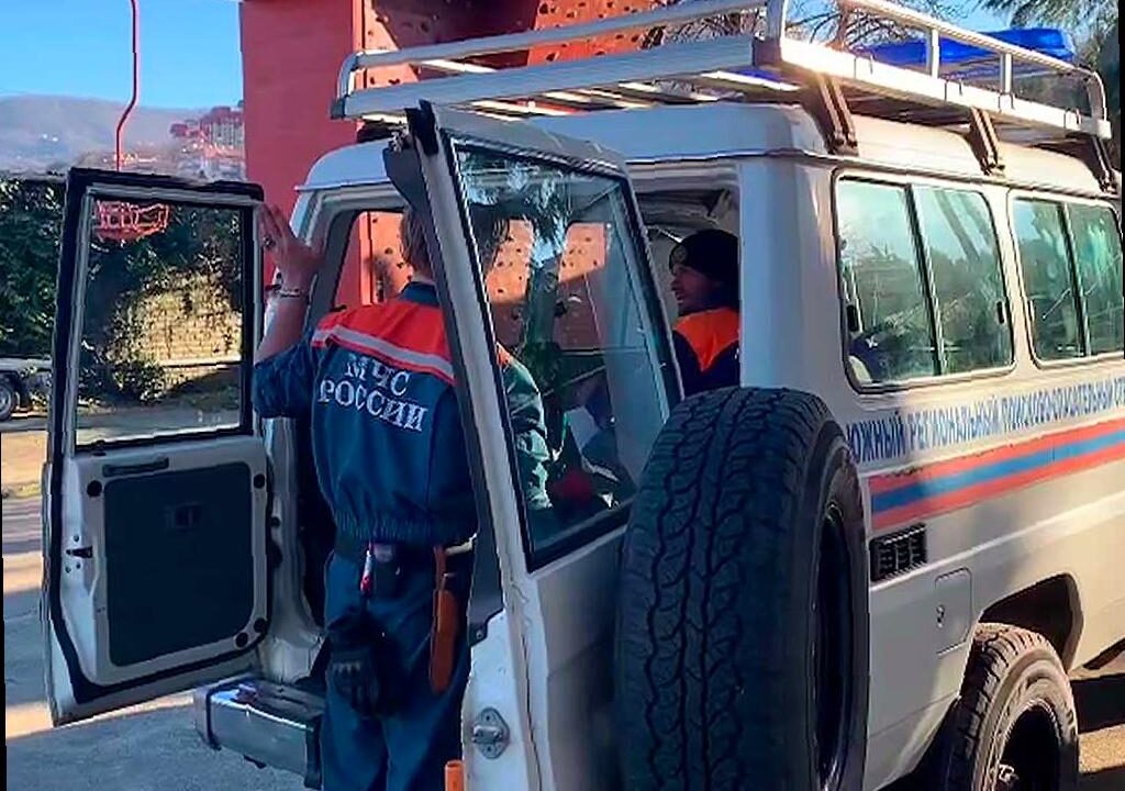 Мужчина из Сочи потребовал помощи спасателей после того, как упал с скалы в реку и получил травму плеча, сообщает ЮРПСО МЧС России.