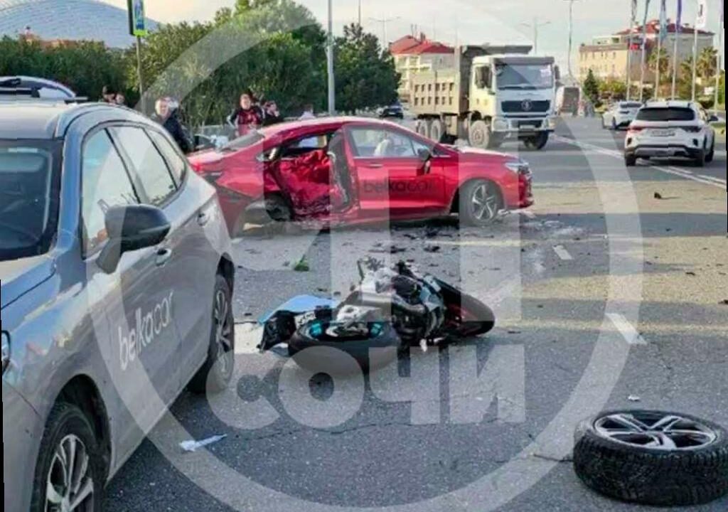 В Сириусе произошло ДТП с участием мотоциклиста