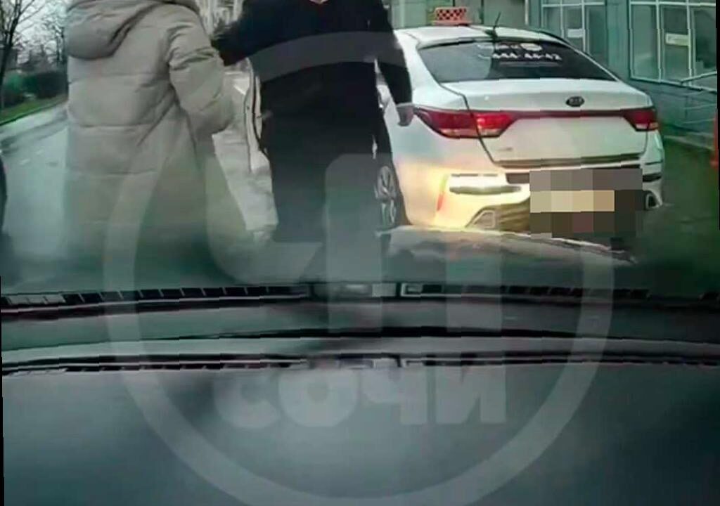 В Сочи произошел инцидент из-за парковки, полиция разбирается в ситуации