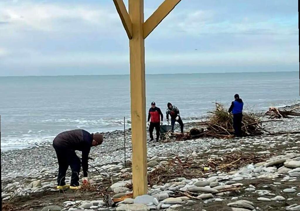 Уборка пляжей в Сочи после шторма