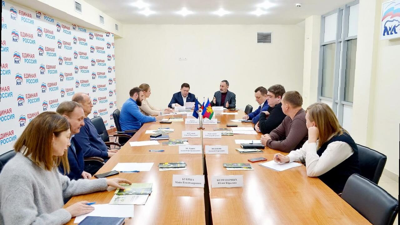 «Виктор Тепляков обсудил проблему незаконного сбора редких цветов»