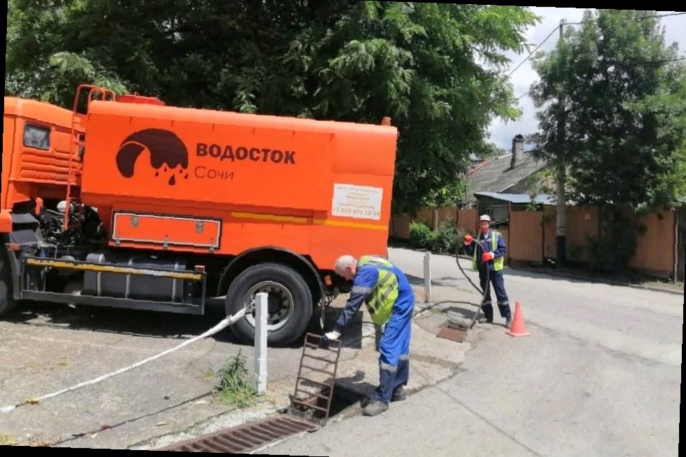 В Сочи за неделю прочистили почти 7 км ливневок и устранили десятки ав